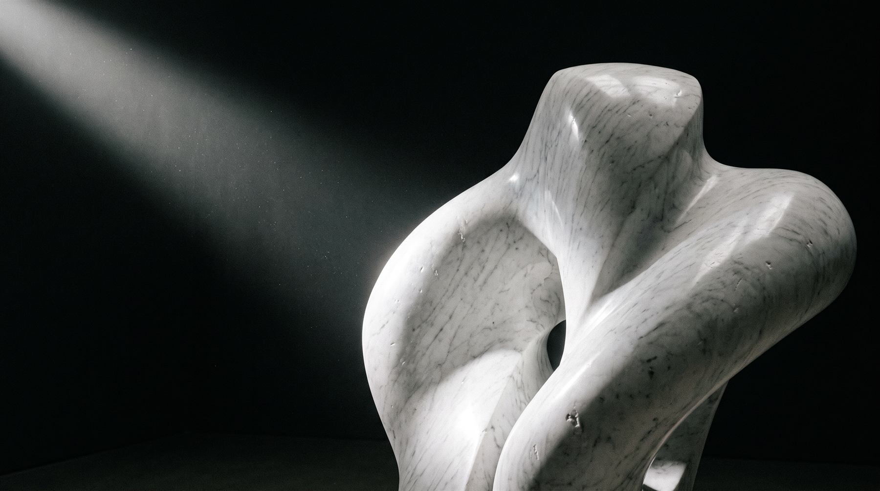 Scultura in marmo bianco di Carrara illuminata di taglio