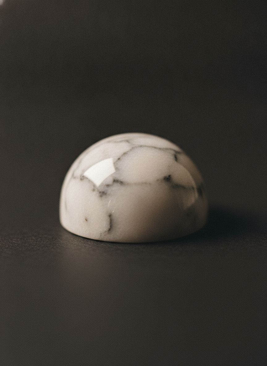 Fermacarte Goccia di Sale in marmo bianco di Carrara, dettaglio