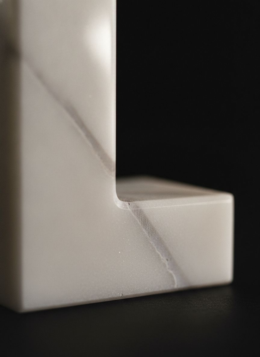Lettera Capitale Incipit in marmo bianco di Carrara, dettaglio